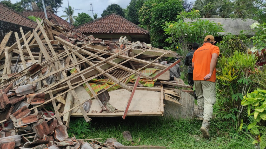 Bangunan Roboh di Banjar Sekarmukti, Desa Pangsan, Kecamatan Petang Tanggal 28 November 2023